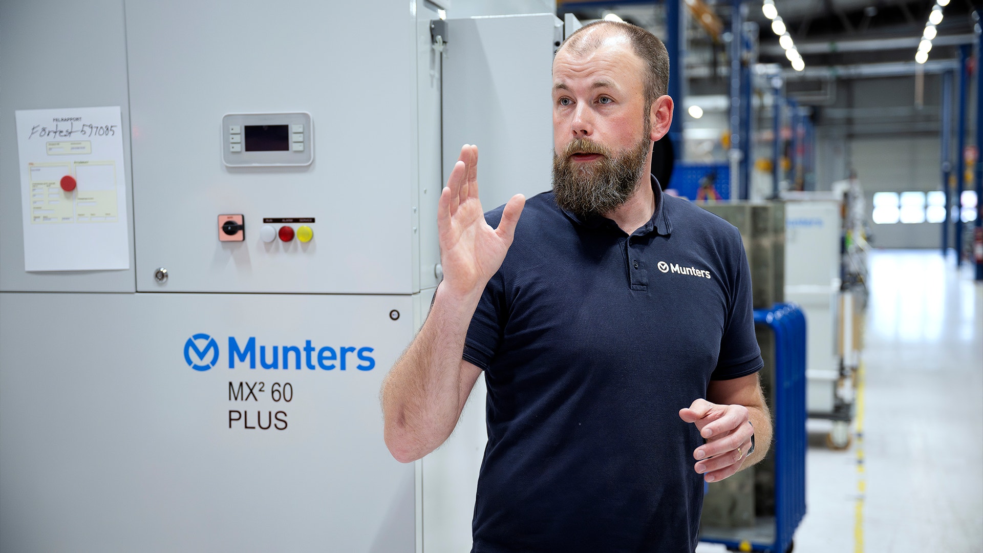 Tommy Strömberg kommer att bli fabrikschef i Tobo. Han pekar med handen. Han står på lagret i fabriken.