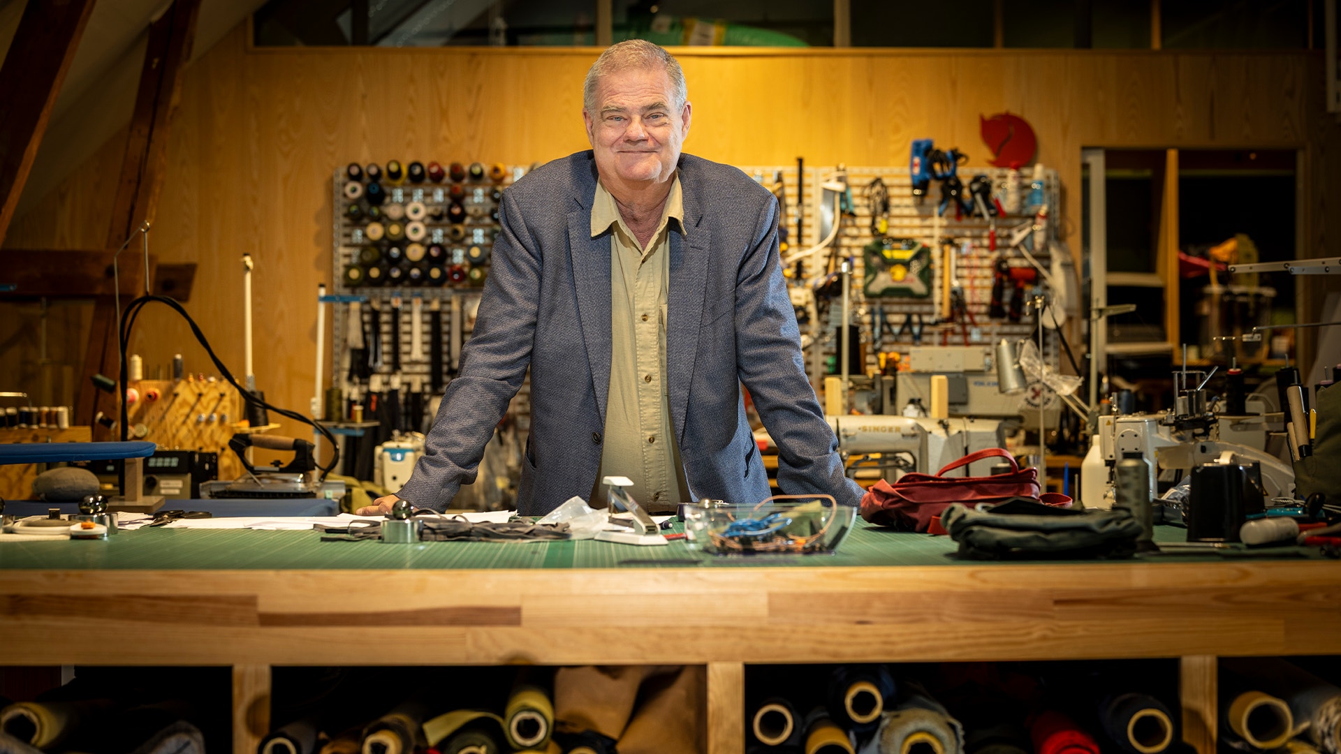 Martin Nordin står vid en arbetsdesk. Runt honom är en drös verktyg.