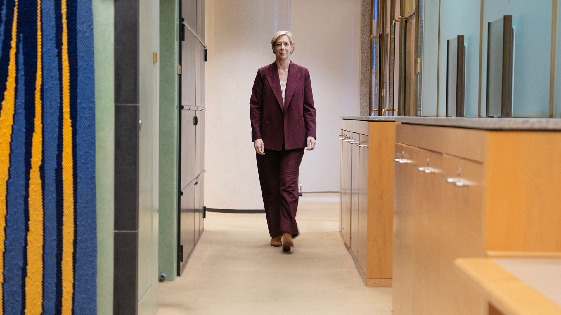 Anna Breman går genom Riksbankens korridorer.  