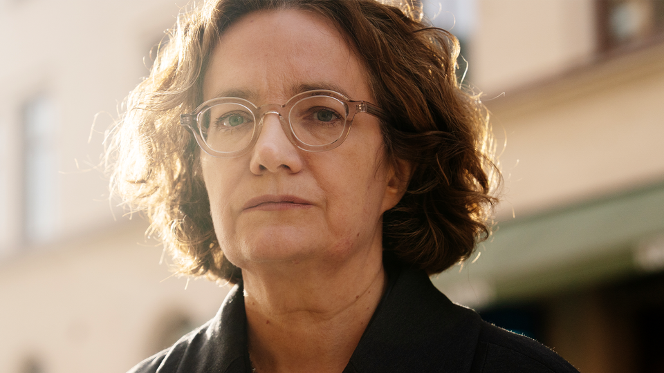 Porträtt av en person med glasögon och allvarligt uttryck