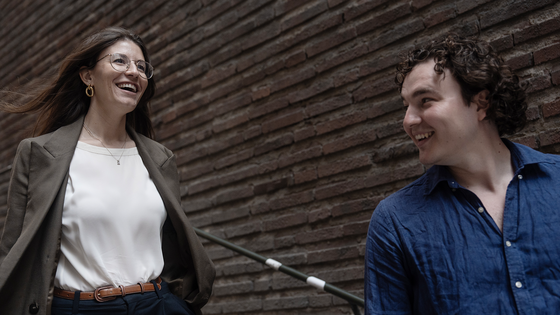 Hanna Andreen och Antonio Melani står och skrattar på trapporna vid kungsgatan.