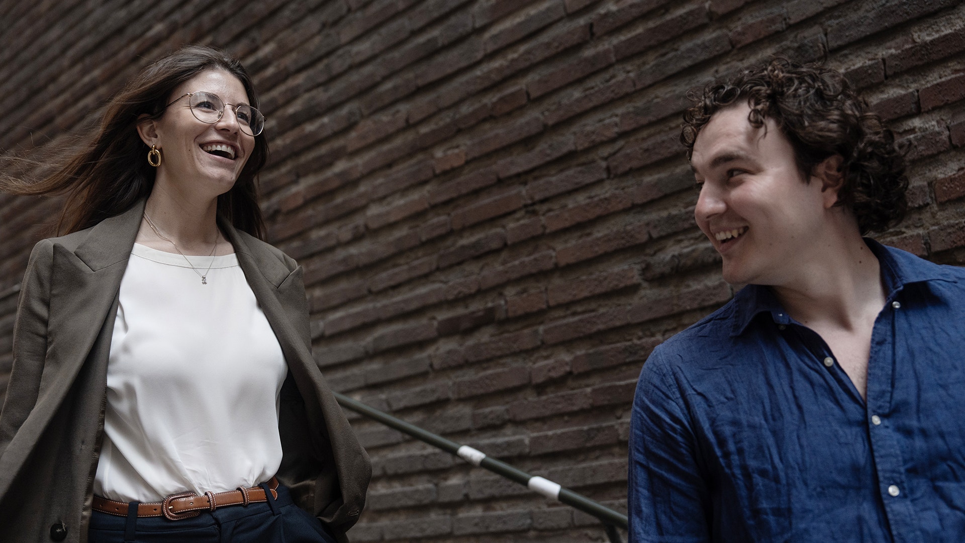 Hanna Andreen och Antonio Melani står och skrattar på trapporna vid kungsgatan.