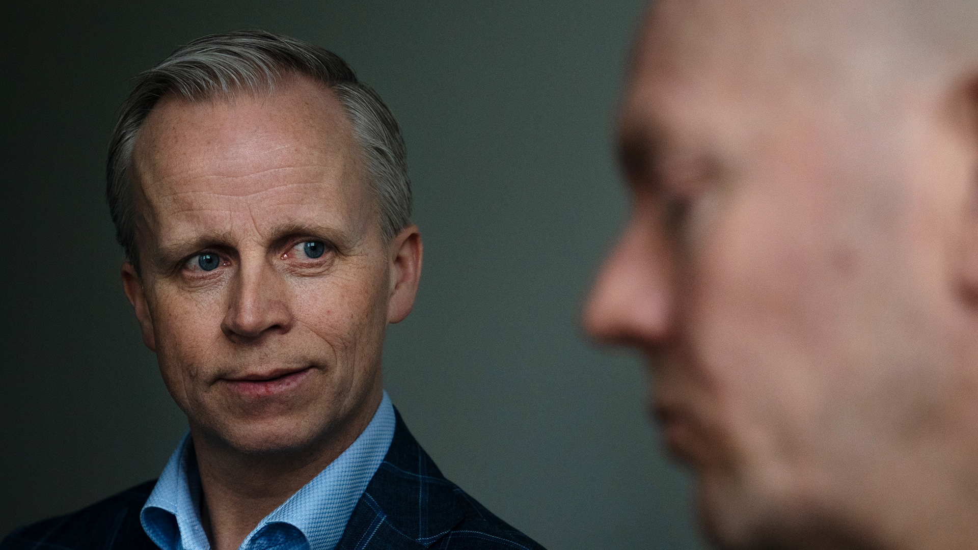 Mats Sundin och Mikael Sundström sitter i ett samtal. Mikael Sundström tittar Mats Sundin in i ögonen. 