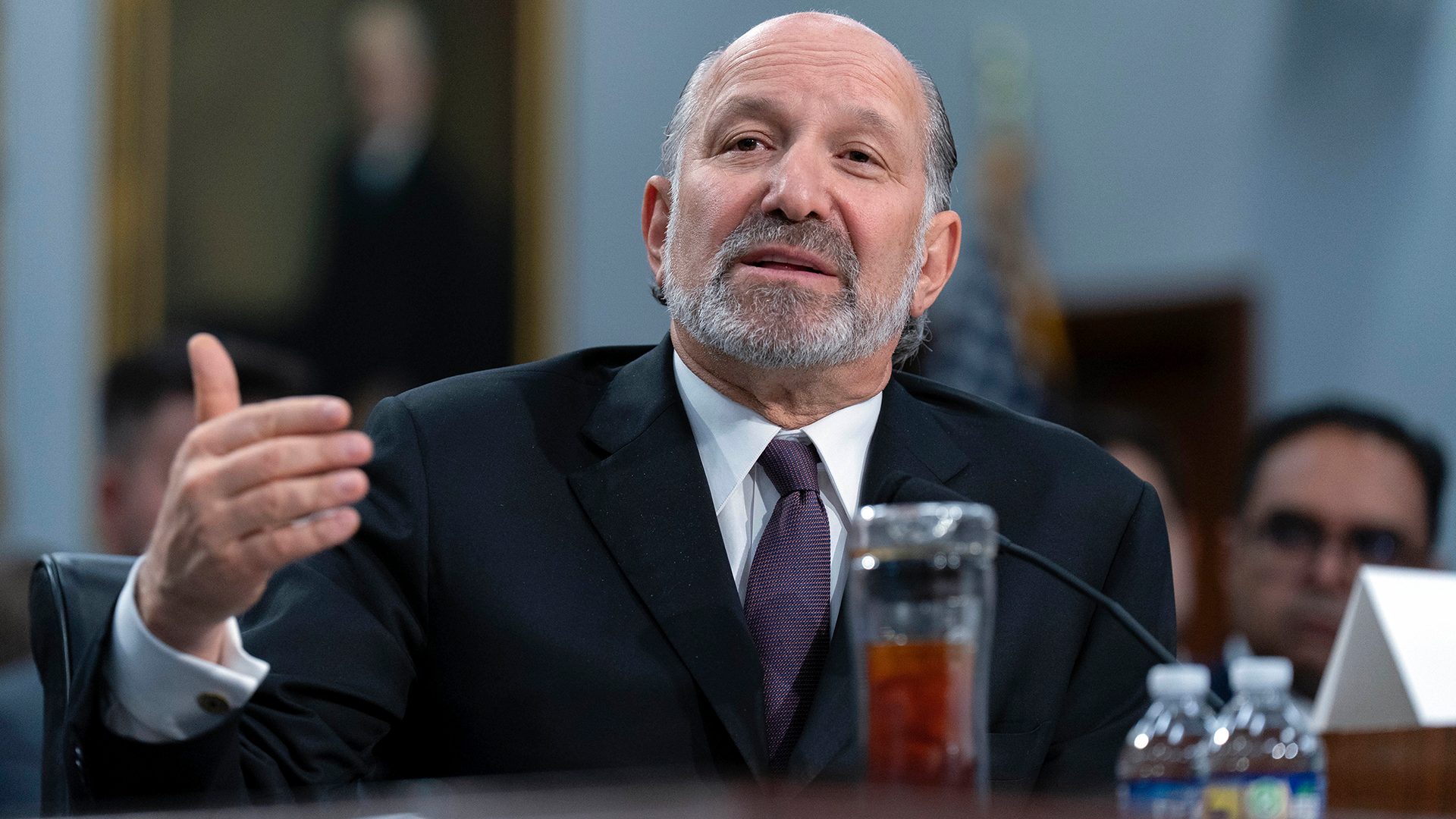 Kravet på Trumpministern – efter Epstein-kopplingen: ”Avgå”