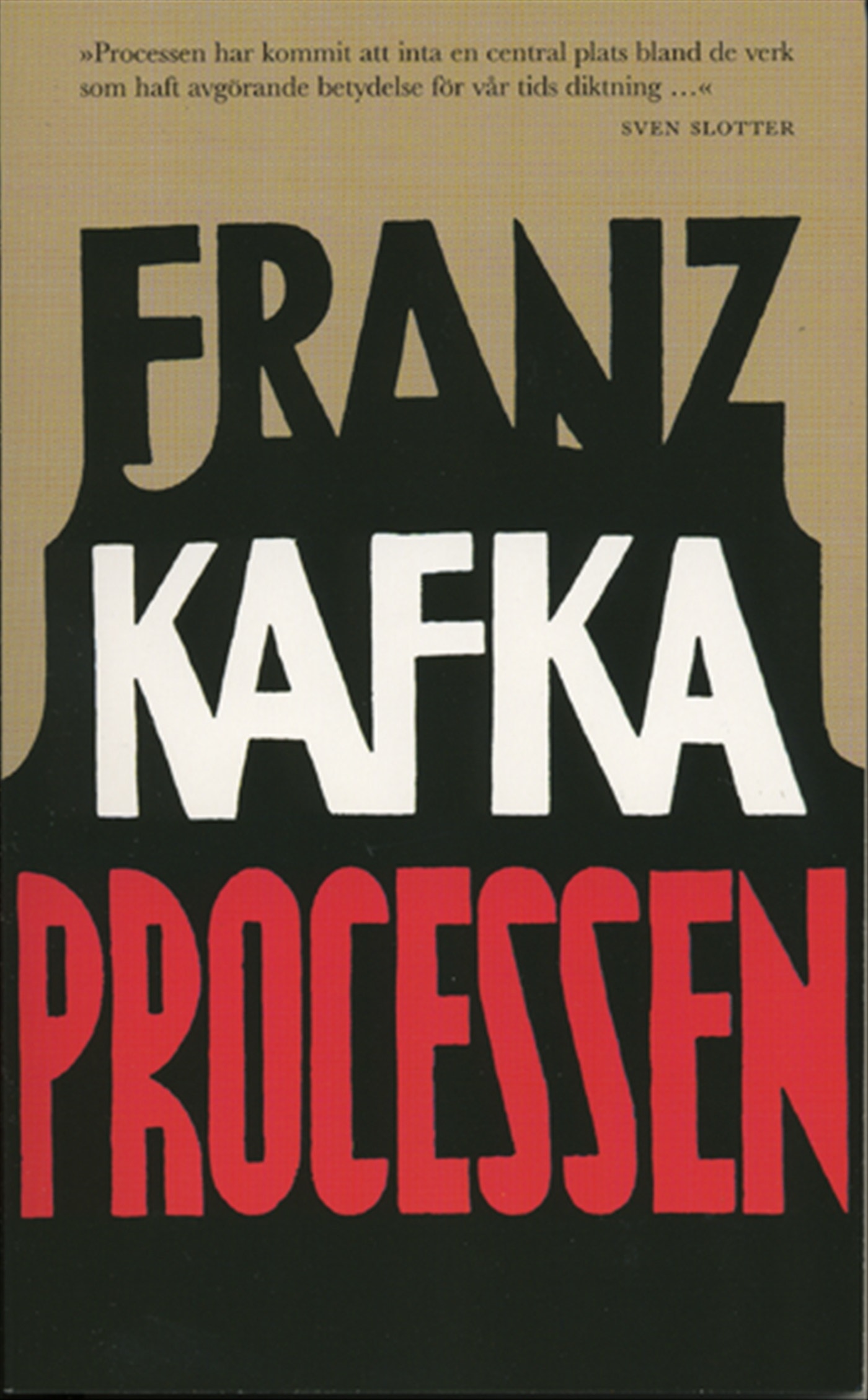 Bokomslag till romanen Processen av Franz Kafka, med författarnamn och titel i stora svarta, vita och röda bokstäver mot beige bakgrund.