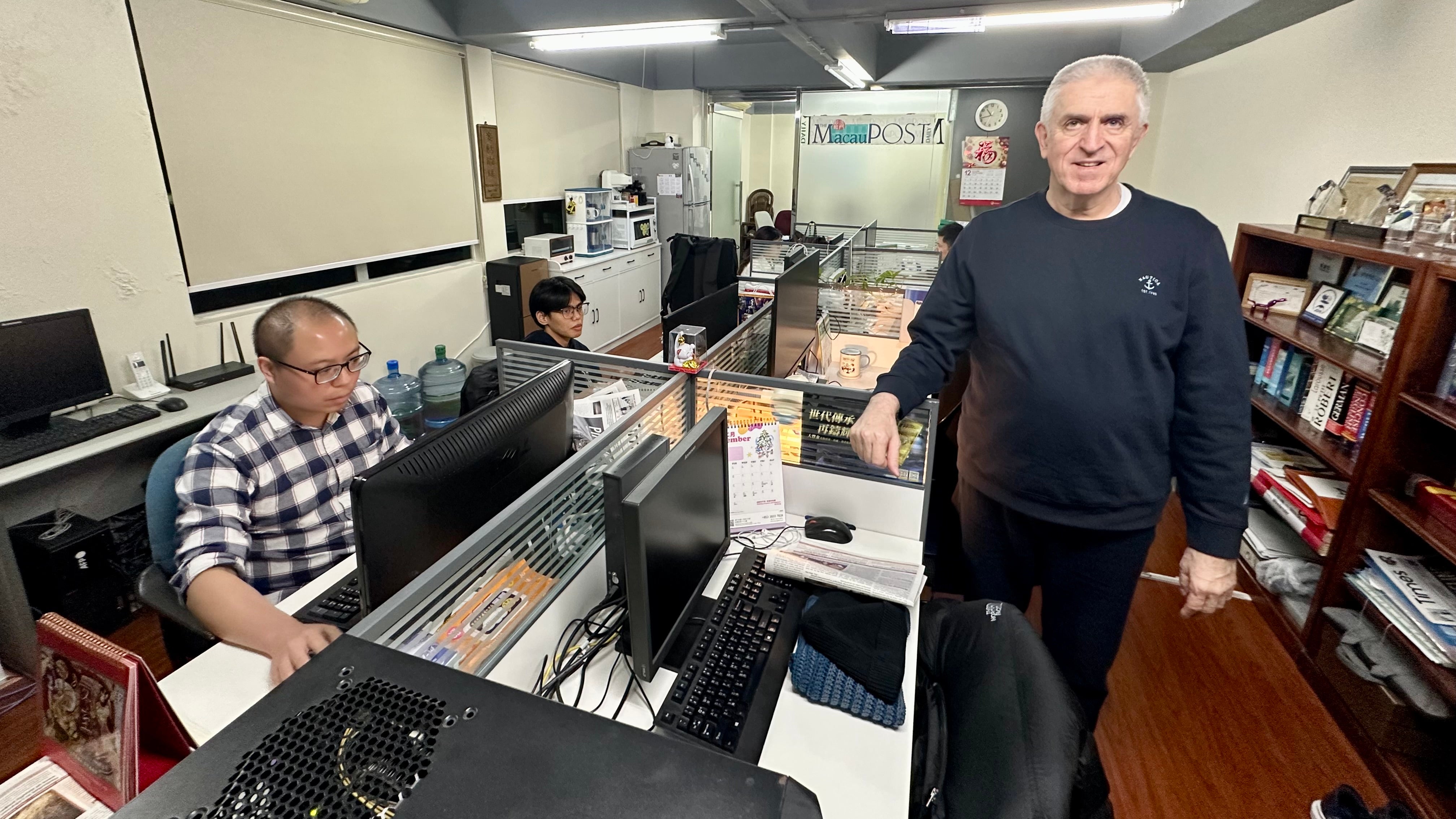 Harald Brüning framför delar av redaktionen på The Macau Post Daily