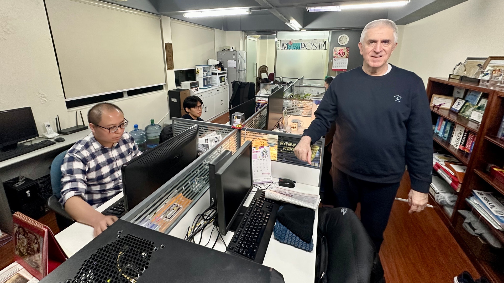 Harald Brüning framför delar av redaktionen på The Macau Post Daily