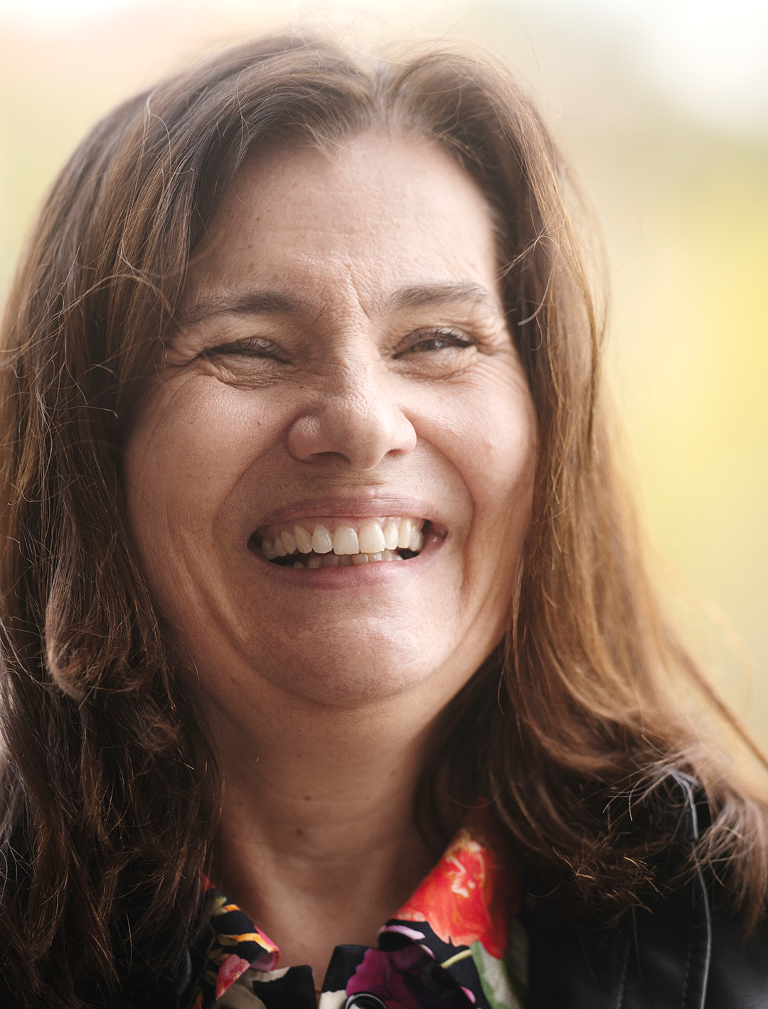 Ann Carlsson Meyer skrattar i närbild.