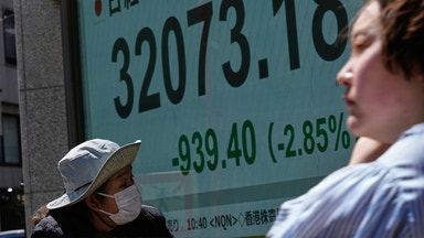 Asienbörser pressas – strateg ser ”tredje fas” i kriget