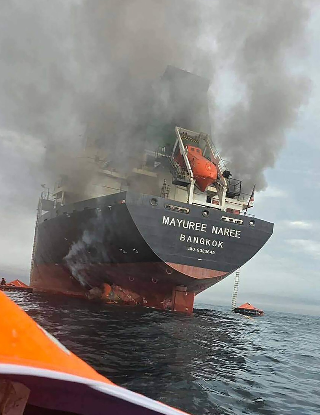 Lastfartyget Mayuree Naree brinner med tjock rök på öppet hav