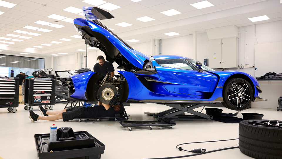 Koenigsegg fabrik i ängelholm. På bilden meckas det med en blå sportbil.