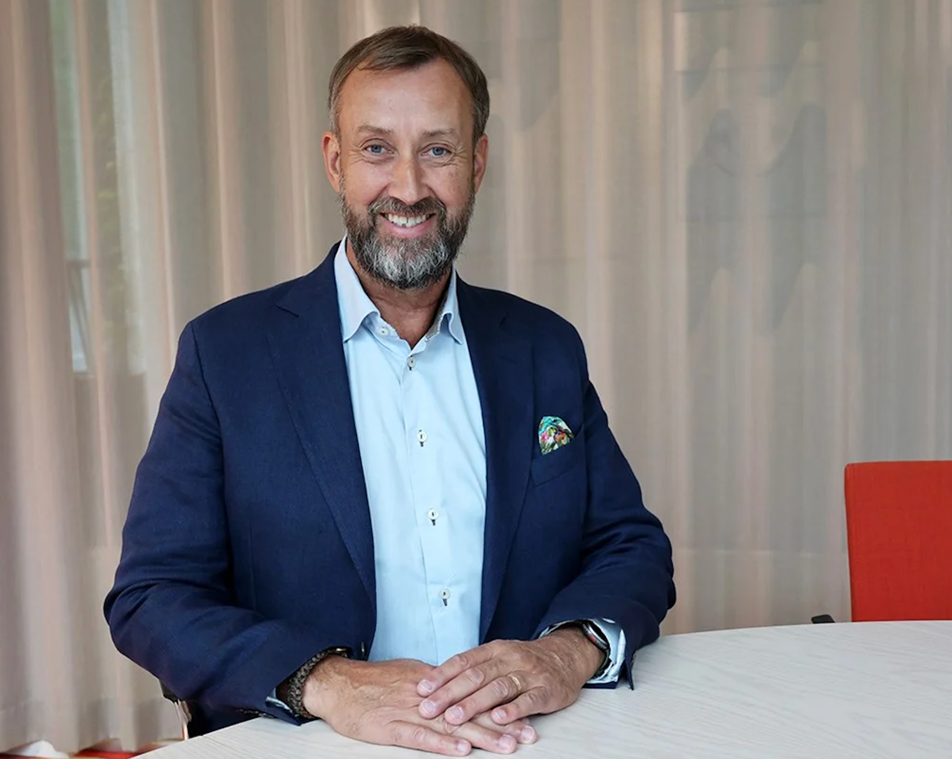 Johan Trouvé, vd för Västsvenska Handelskammaren, står vid ett bord.