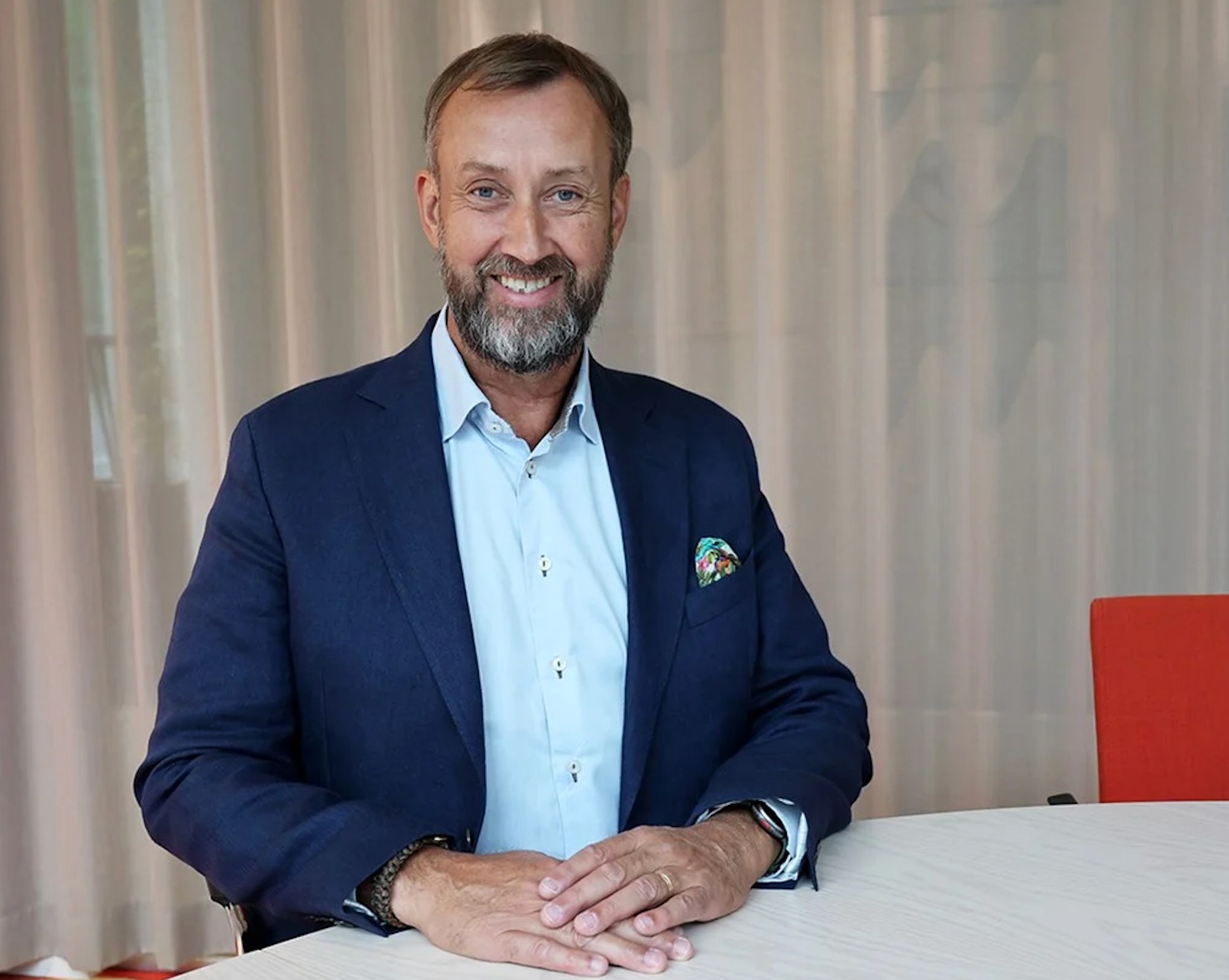 Johan Trouvé, vd för Västsvenska Handelskammaren, står vid ett bord.