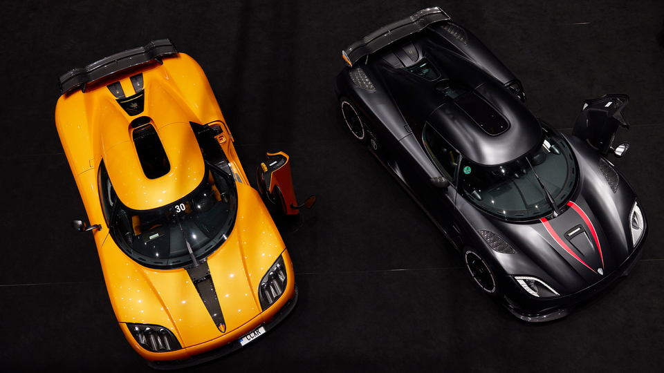 Koenigseggs sportbilar. En gul och en svart.