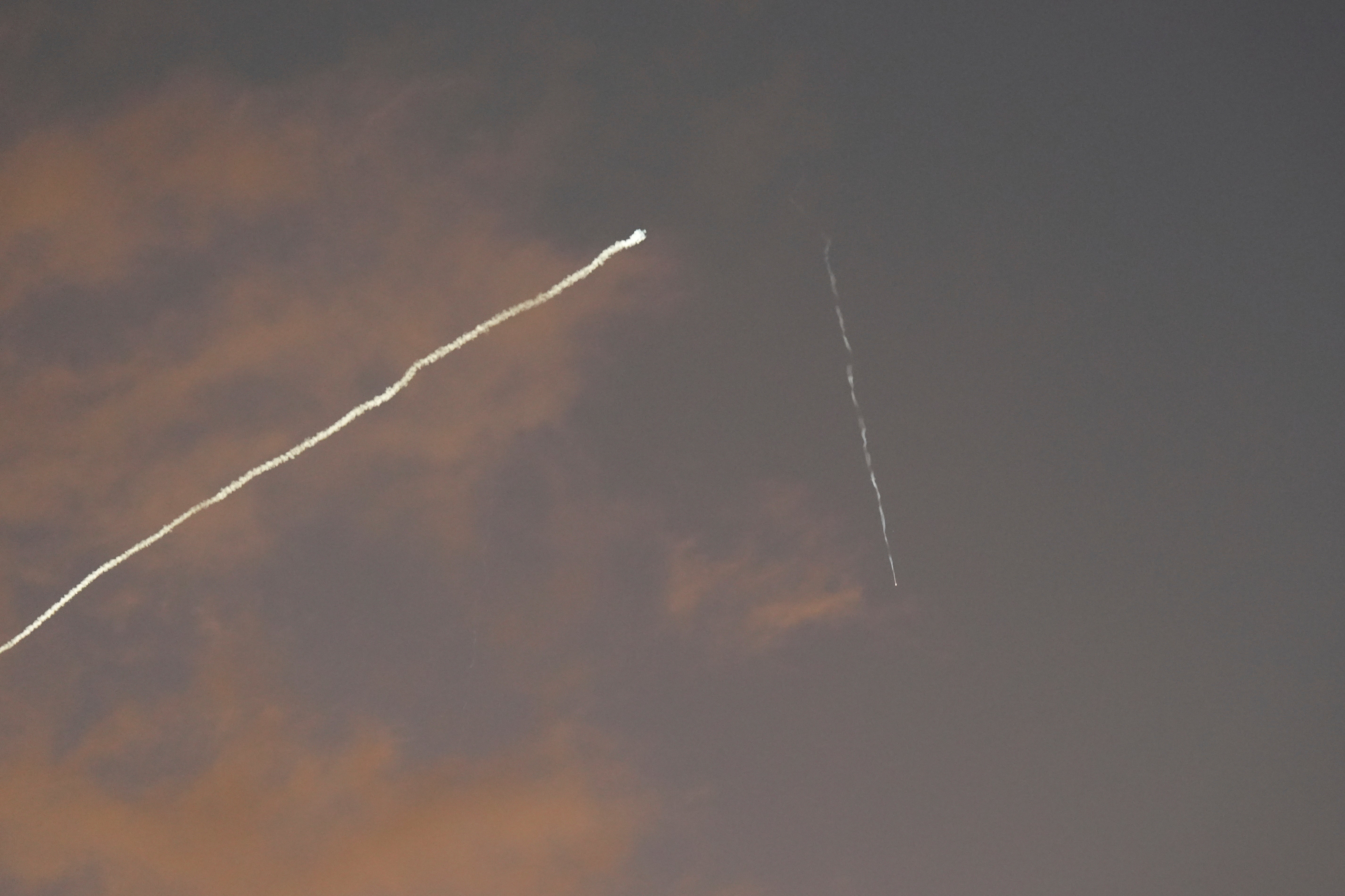 Iran avfyrar robotar mot amerikansk bas i Indiska oceanen