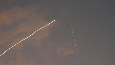 Iran avfyrar robotar mot amerikansk bas i Indiska oceanen