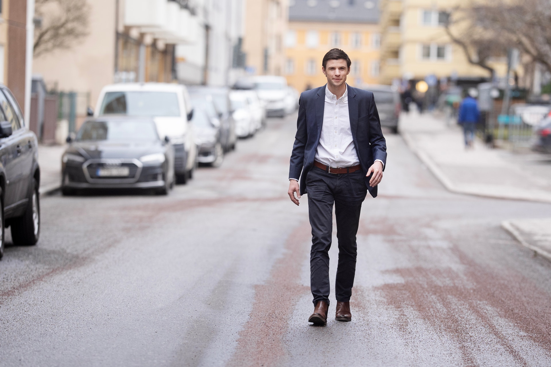 Man i affärsdräkt arbetar på en bärbar dator