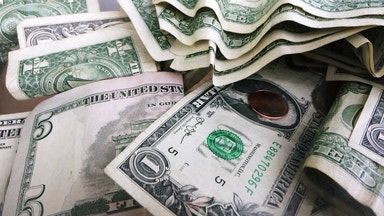 Dollarn stärks efter Fedsignal