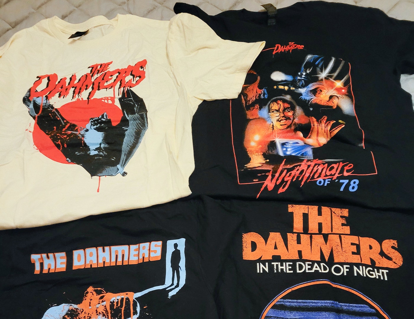 Samling av The Dahmers-tröjor med skräckfilm-inspirerad design och grafik