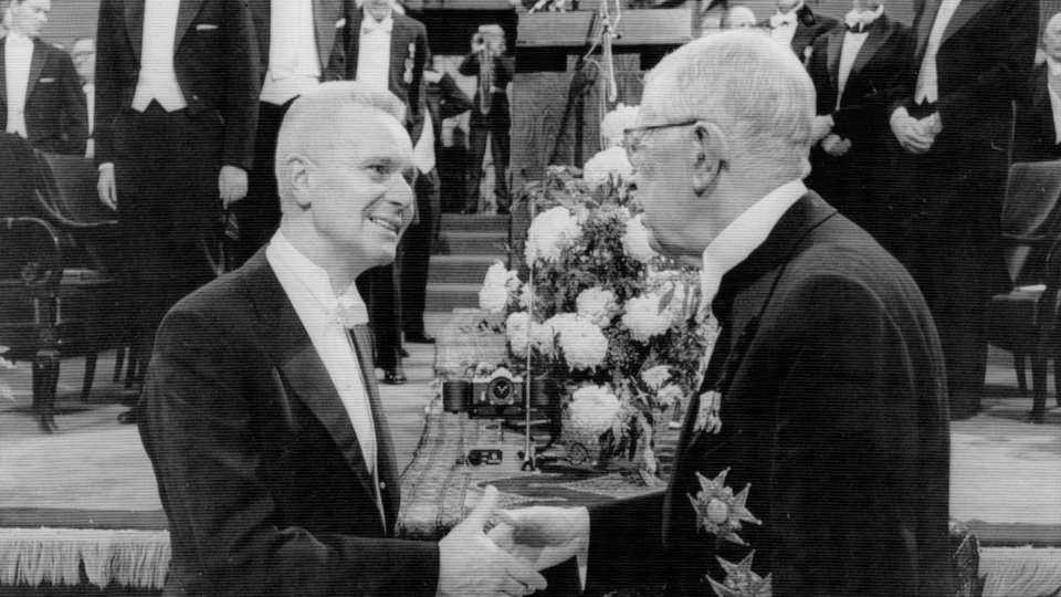 Kung Gustaf VI Adolf delar ut Nobelpriset i ekonomi 1969 till Jan Tinbergen. 