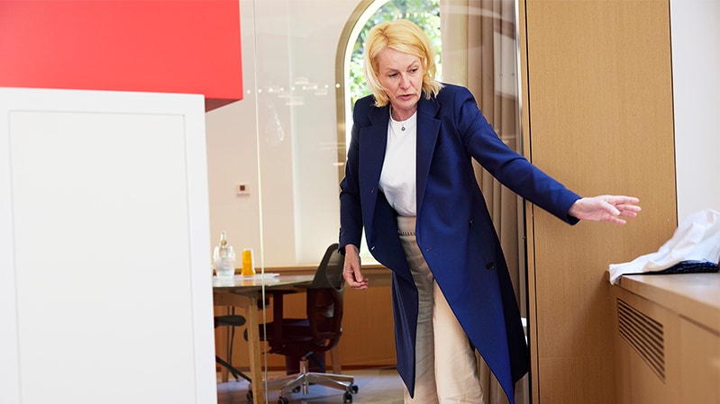 Bodil Sonesson gör sig redo på kontoret för att gå ut på stan.