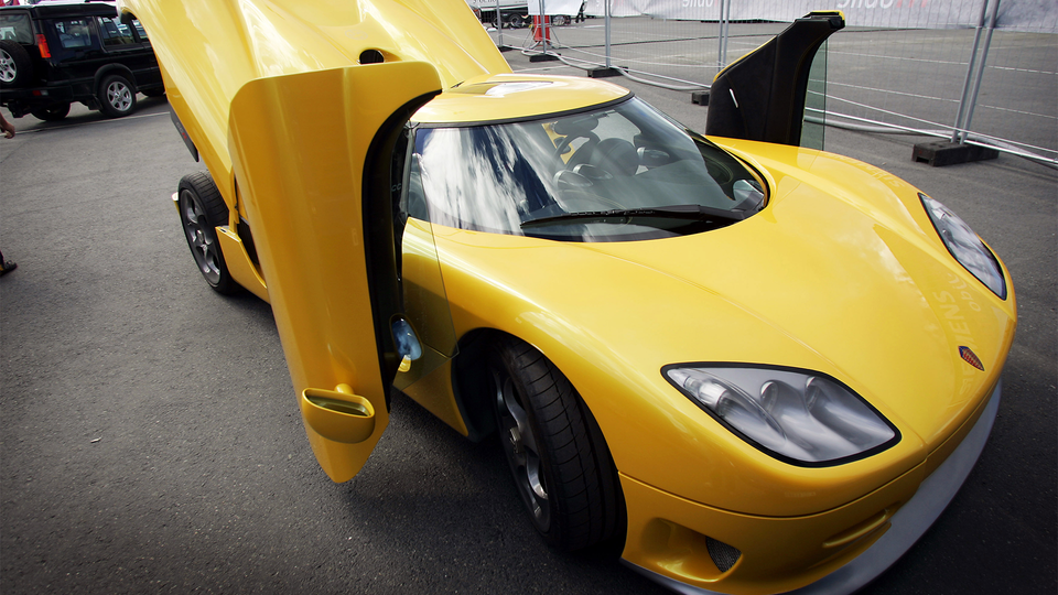 En av Koenigseggs äldre modell från 2005. Bilen är gul.