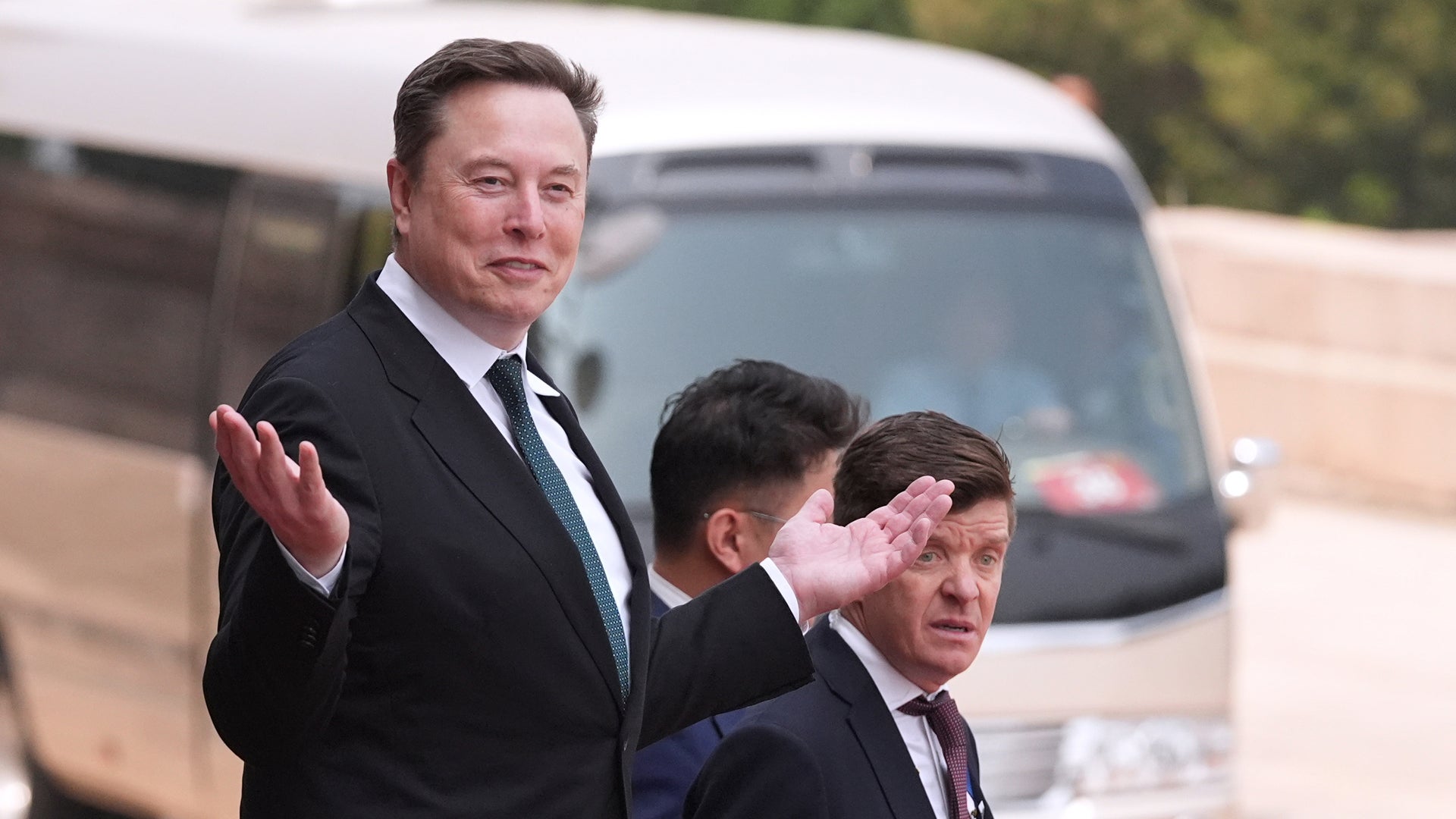 Musks plan inför SpaceX-IPO: Bli omöjlig att sparka