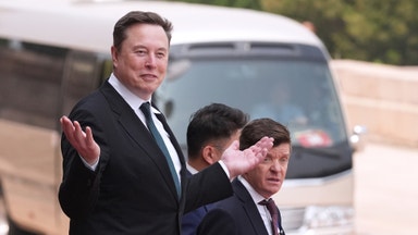 Musks plan inför SpaceX-IPO: Bli omöjlig att sparka
