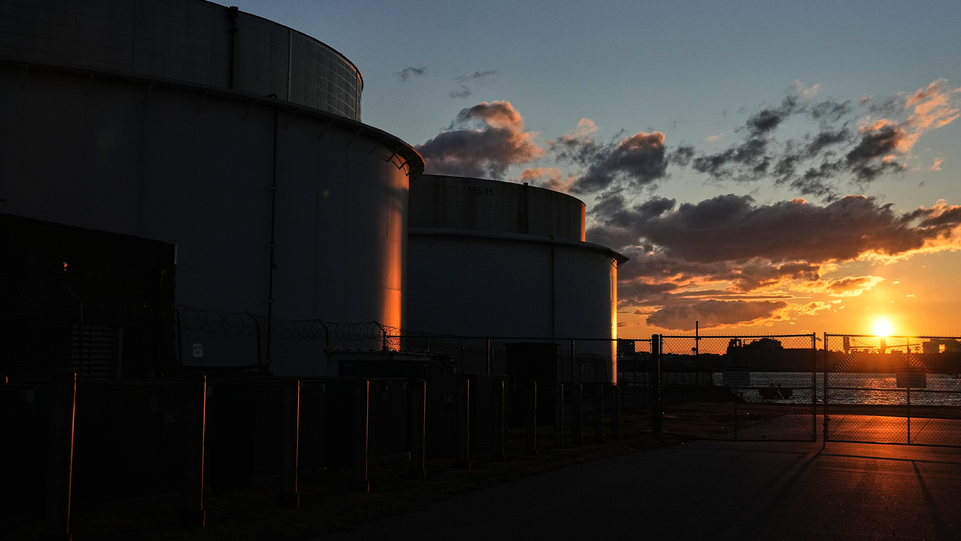 Oljan mot historiskt ras