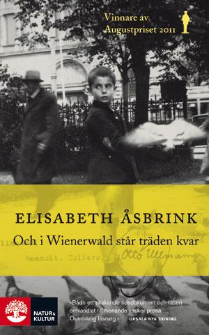 Bokomslag för 'Och i Wienerwald står träden kvar' av Elisabeth Åsbrink. Svartvit fotografi från 1940-talet visar en ung kvinna i mörkare kläder. Gul band över mitten av omslaget med bokens titel och författarens namn. Vinnare av Augustpriset 2011.