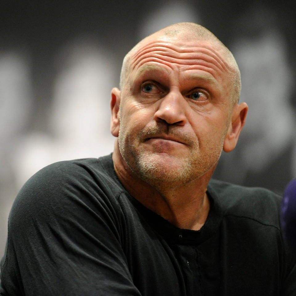 Tommy Jacobson sitter och intervjuas av SVT. Han bär svart t-shirt.