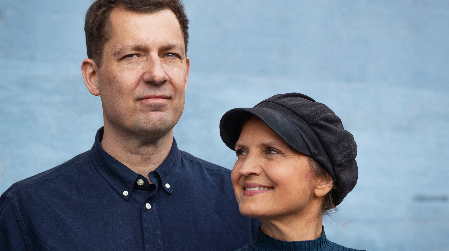 Stina Ehrensvärd och Jakob Ehrensvärd ler in i kameran. De bär mörkblått. 