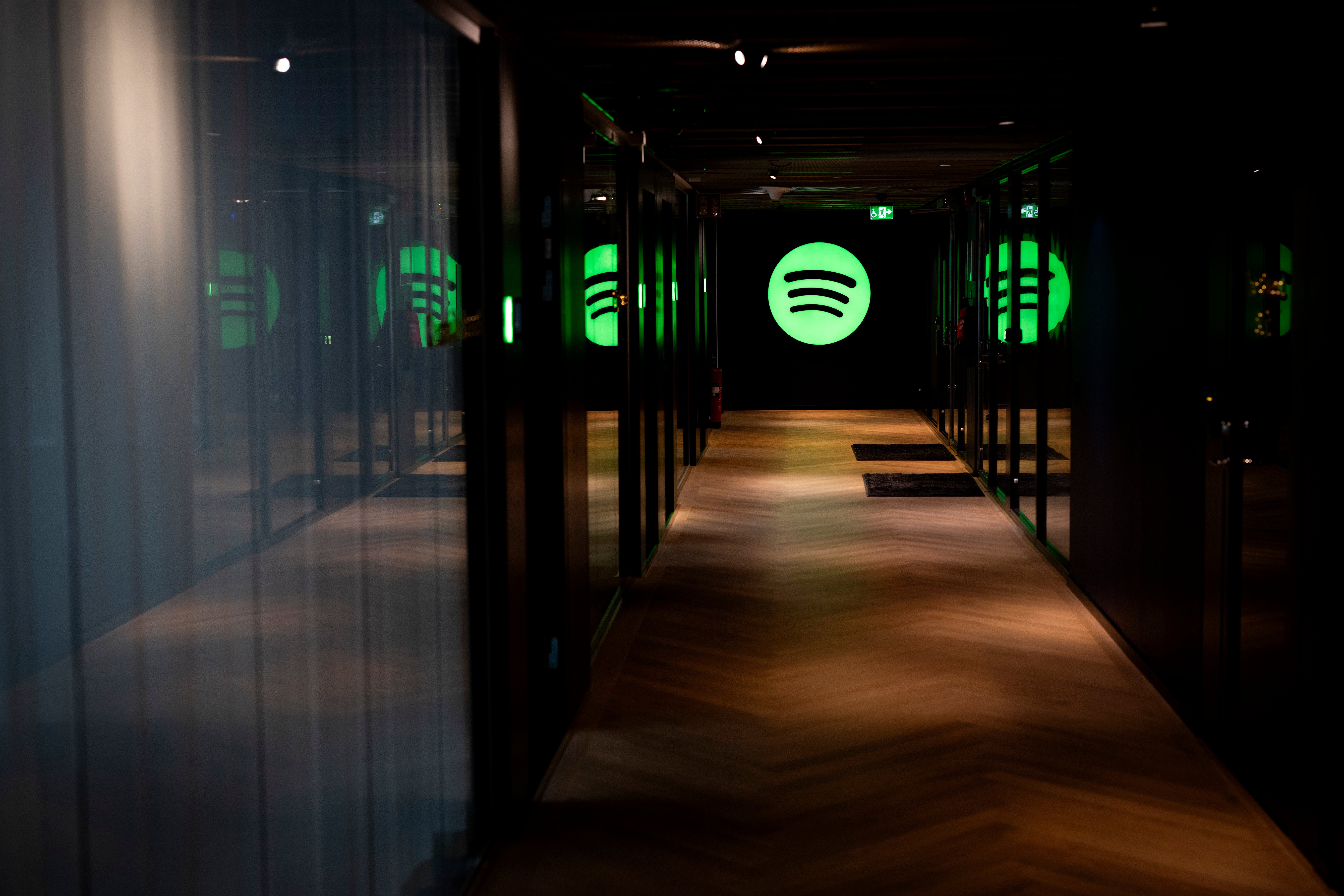 Spotify slår vinstestimat – aktien faller i förhandeln