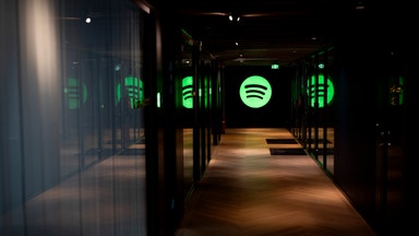Spotify slår vinstestimat – aktien faller i förhandeln