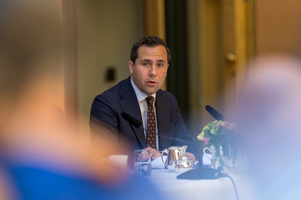 Benjamin Dousa sitter vid ett somrigt bord.