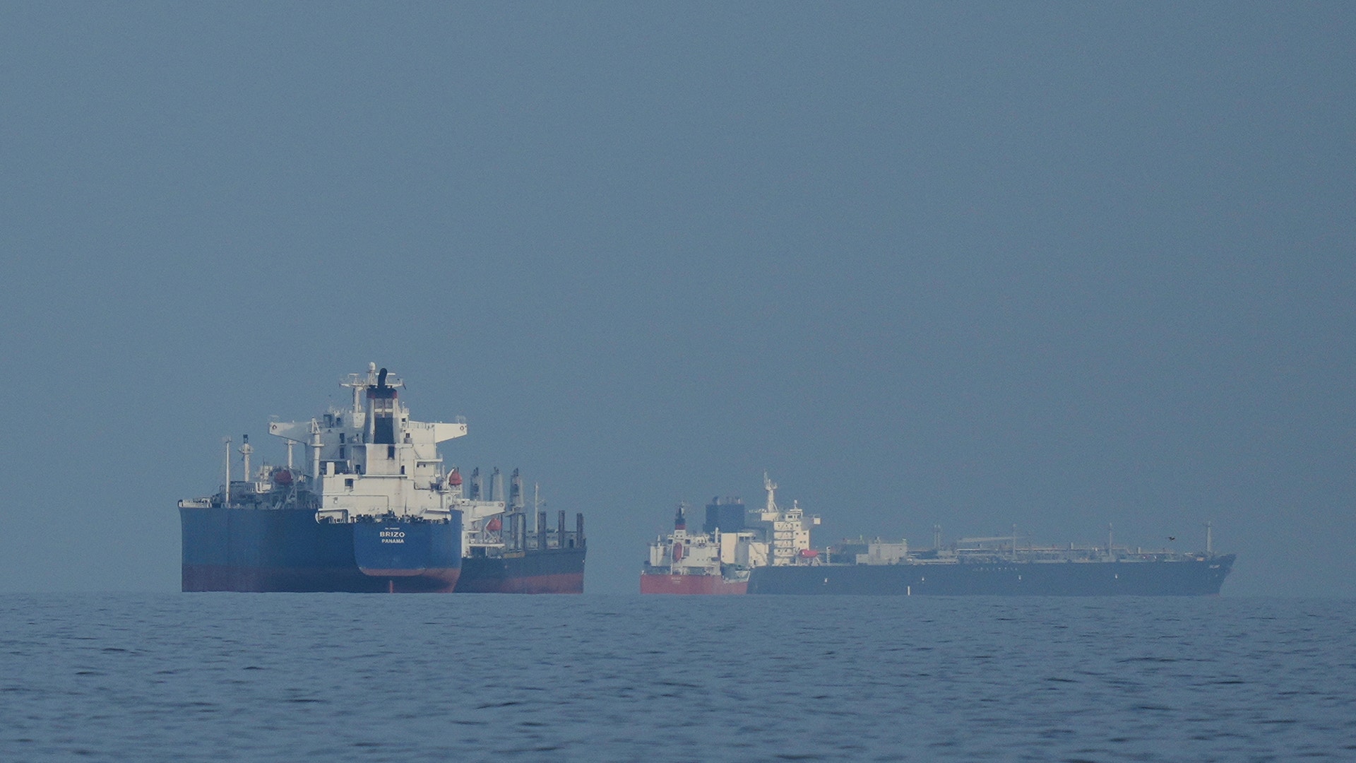 Två oljetankfartyg på öppet vatten under lugna väderförhållanden