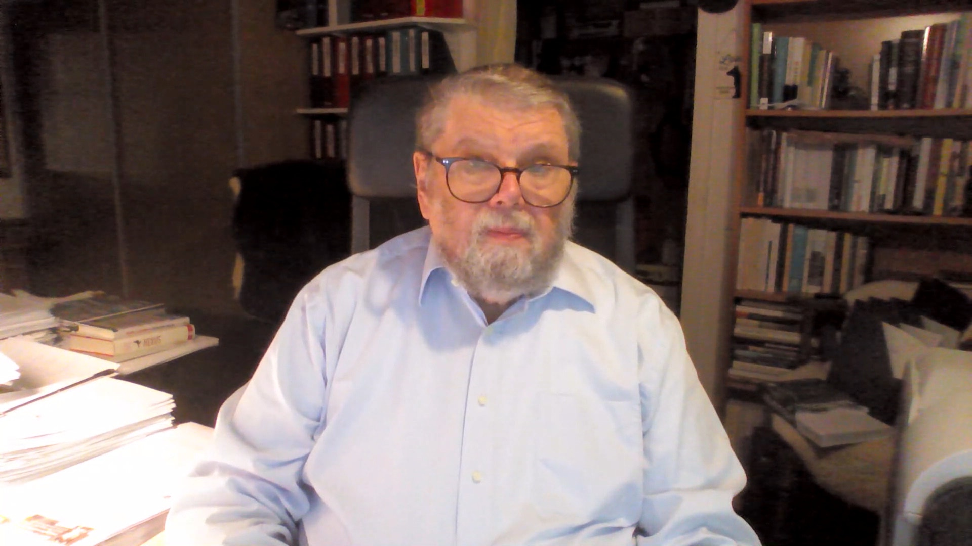 Sten B Nilsson sitter i en kontorsmiljö.