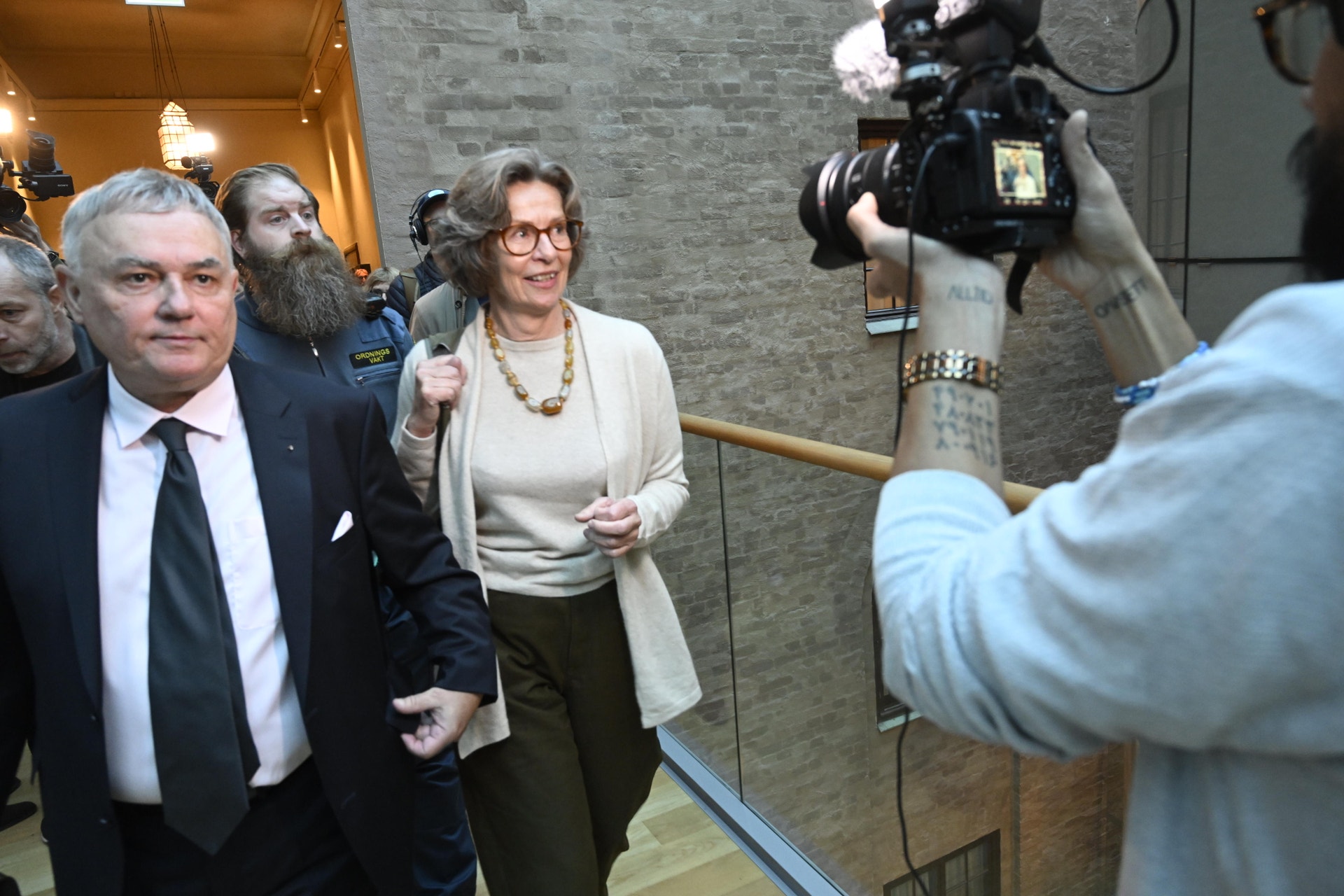 Birgitte Bonnesen och advokaten Per E Samuelsson går ut ur rättssalen och möts av reportrar. 