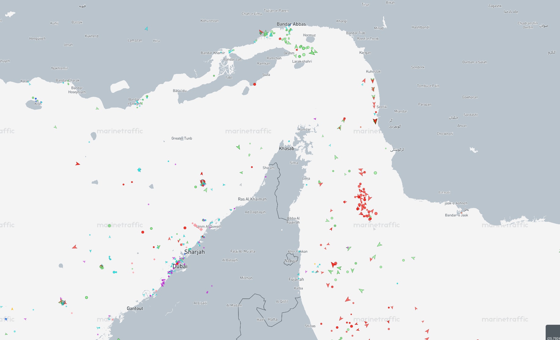 Fartyg som ligger stilla utanför Hormuzsundet.