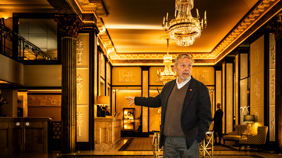 Peter Wallenberg Jr i entrén på Grand Hotell.