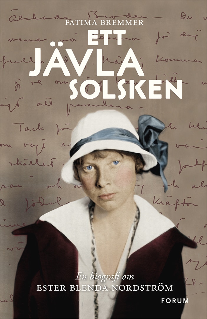 Bokcover för 'Ett jävla solsken' av Fatima Bremmer. Visar ett porträtt av en kvinna från början av 1900-talet med vit hatt och mörk kläder, mot bakgrund med handskriven text. En biografi om Ester Blenda Nordström utgiven av Forum.