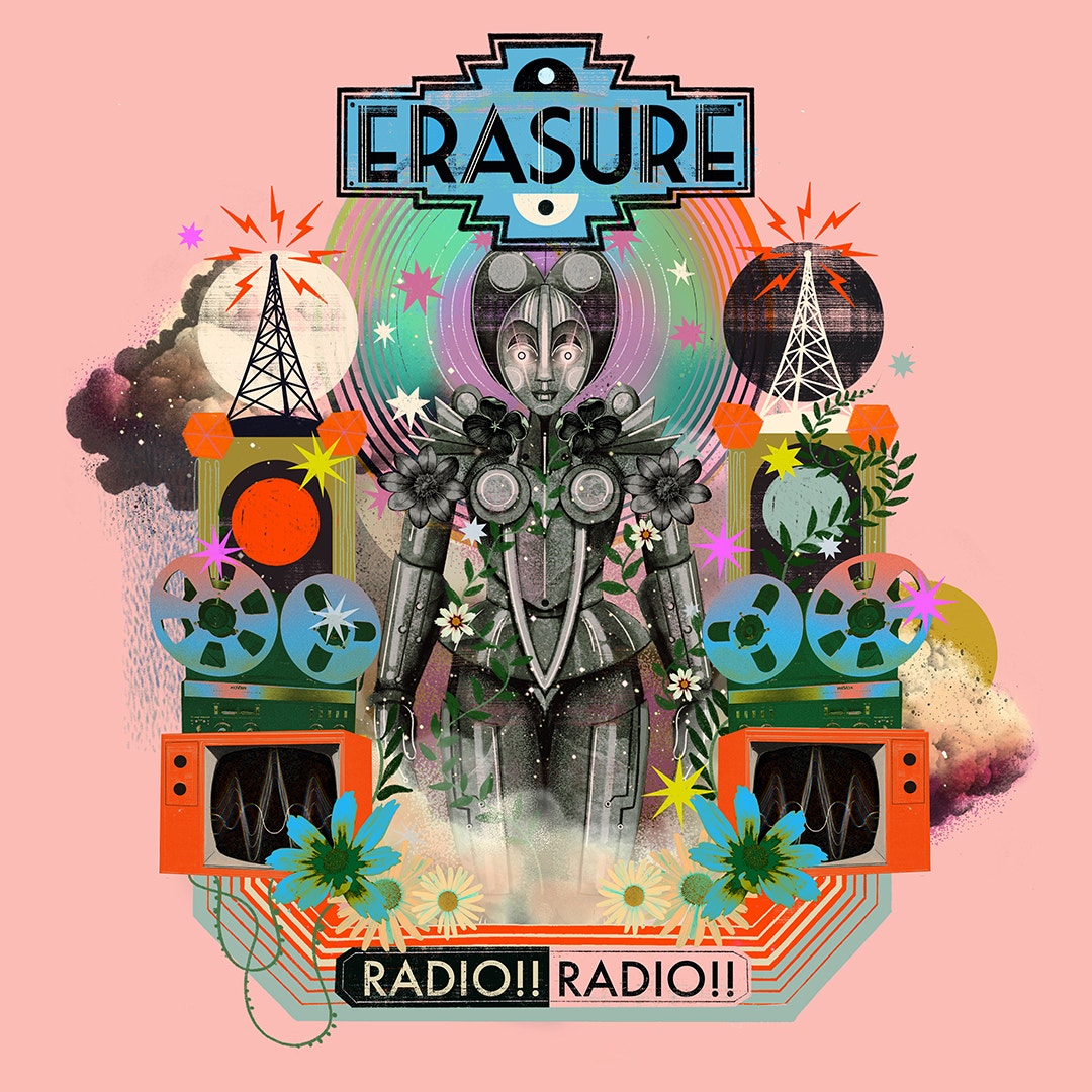 Albumomslag för Erasure – Radio!! Radio!! med en robotfigur omgiven av blommor, högtalare, bandspelare och radiomaster mot rosa bakgrund.