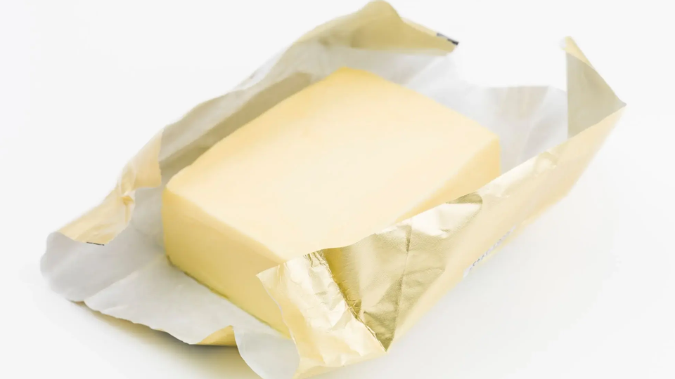 Smörpaket med gul smörstick i vitt omslag