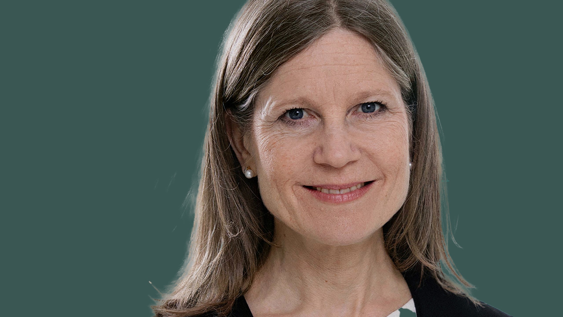 Porträtt av en kvinna mot grön bakgrund