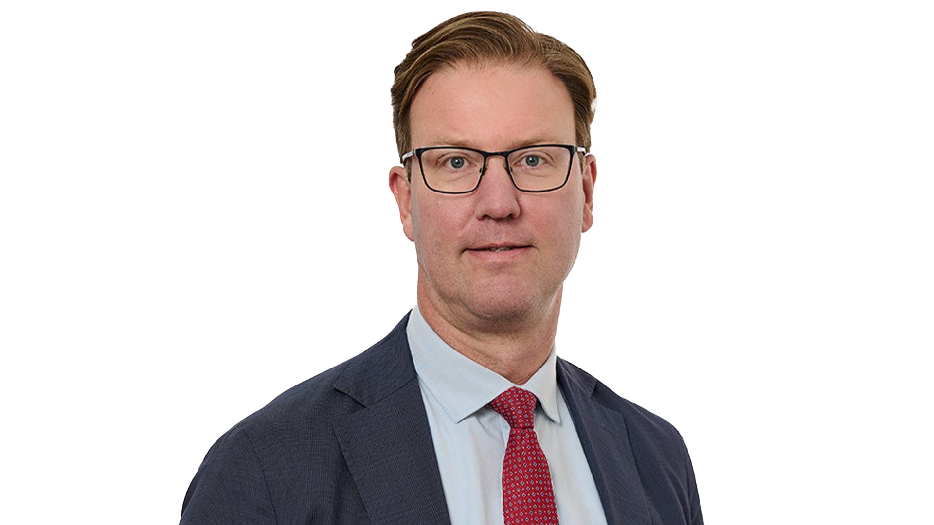 Porträtt av en man med glasögon, mörkblå kavaj och röd slips mot vit bakgrund.