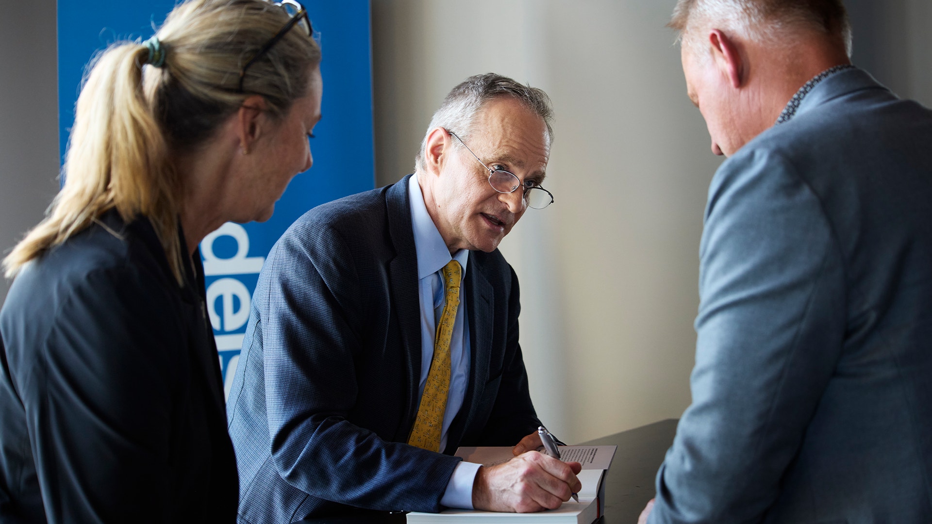 Simon Johnson signerar böcker i göteborg.