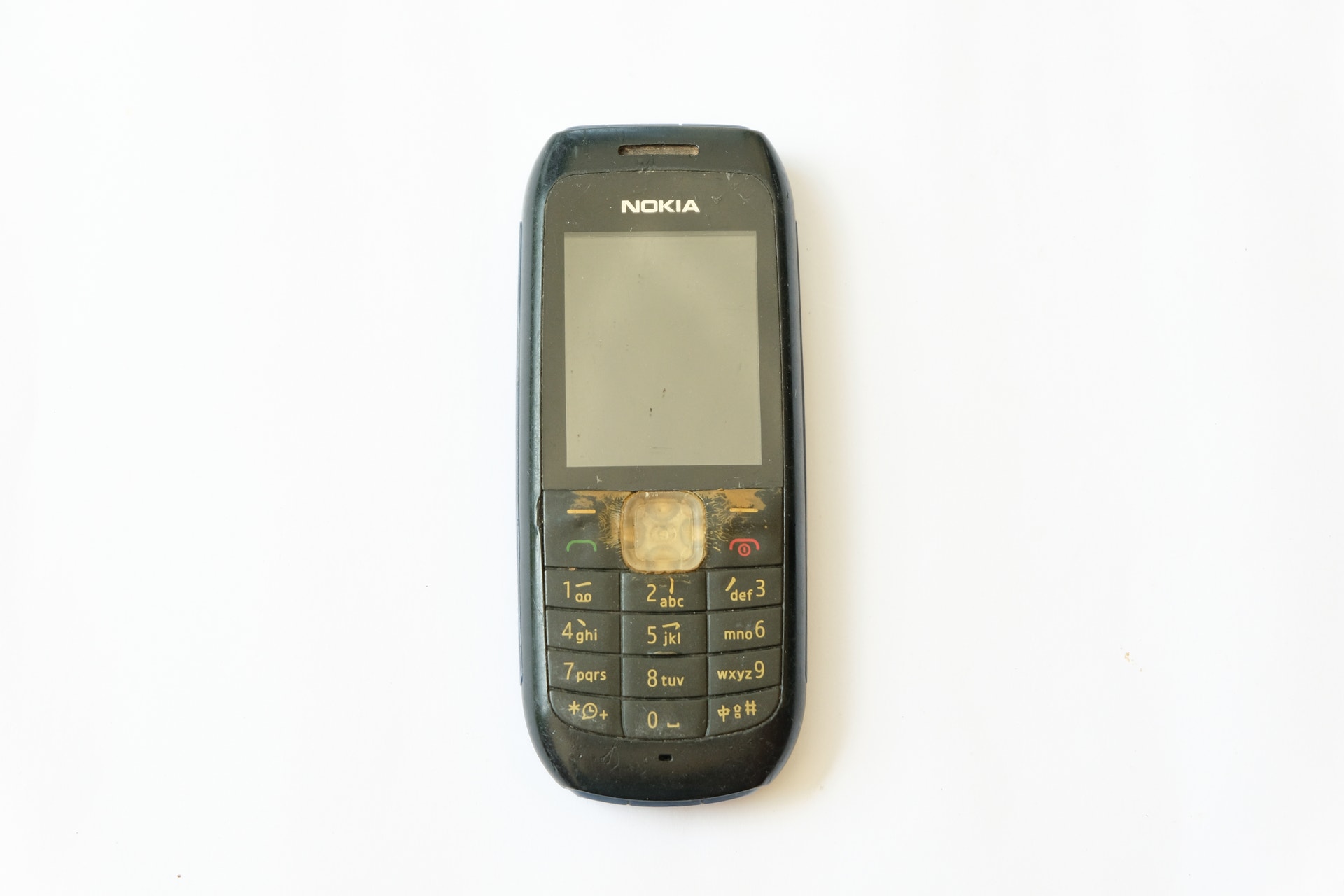 En gammal Nokia-mobiltelefon från tidigt 2000-tal med fysiska knappar och liten display.