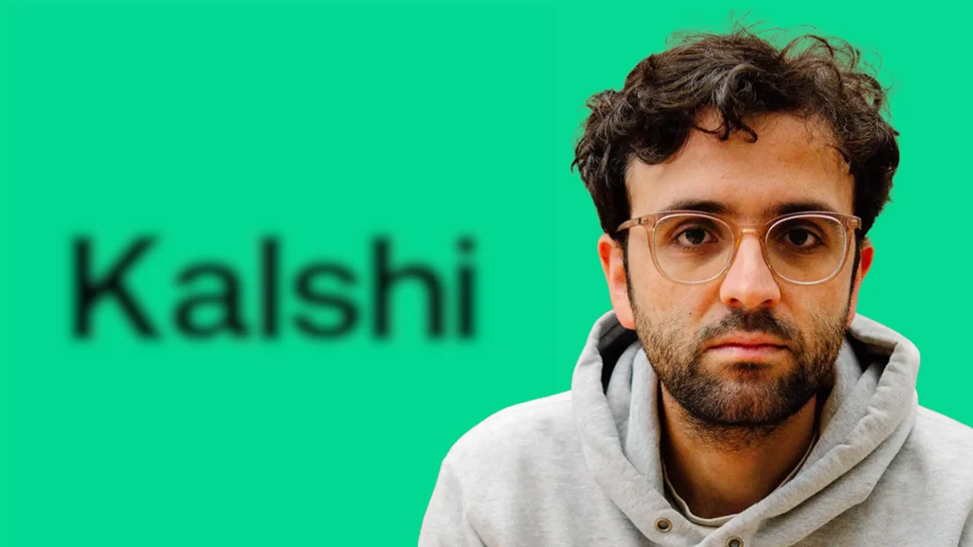 Porträttbild av en person med glasögon och grå hoodie mot grön bakgrund