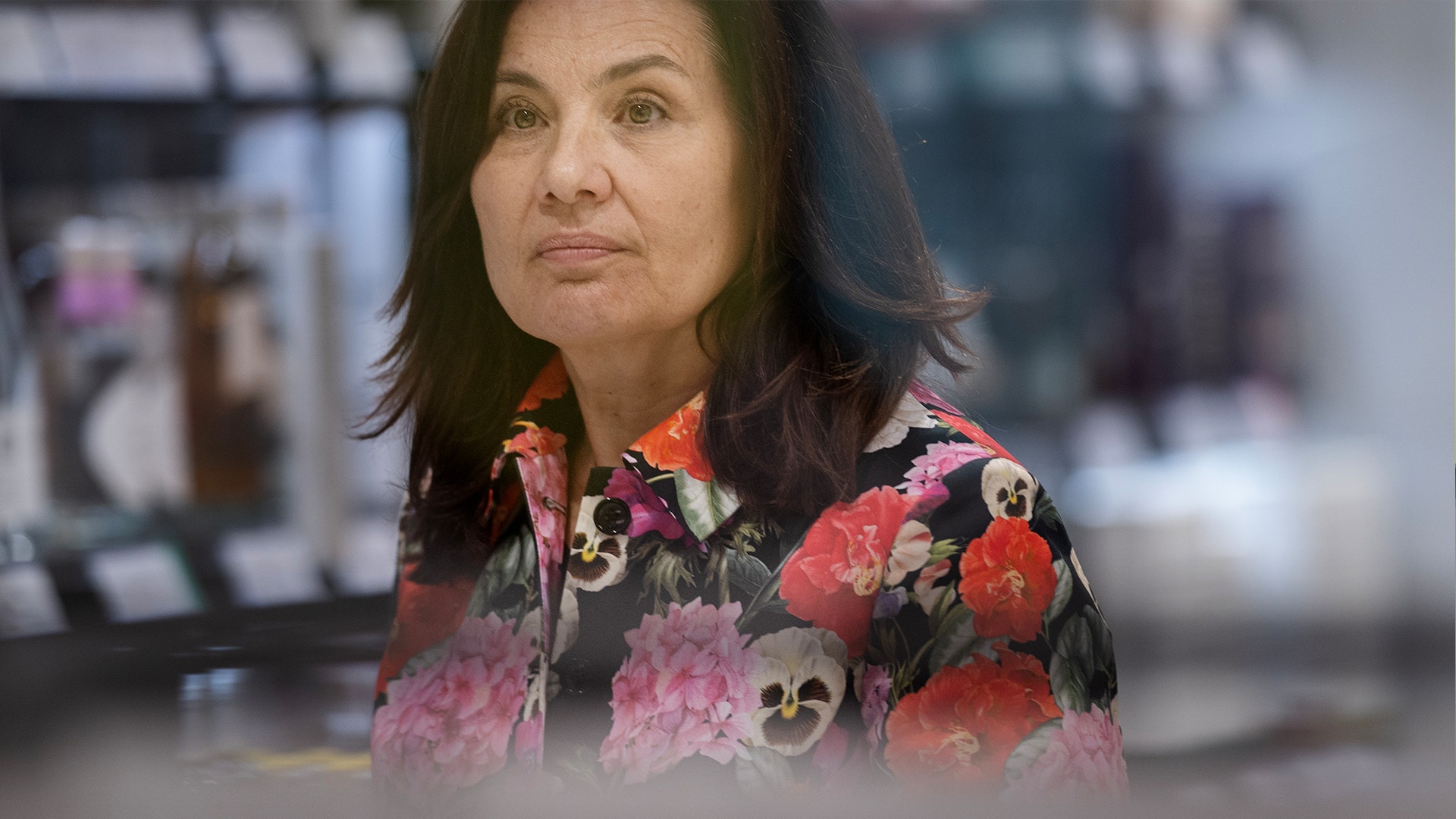 Systembolagets vd Ann Carlsson tittar ut över hyllorna i butiken.