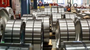 SKF-konkurrent rasar tvåsiffrigt efter rapport